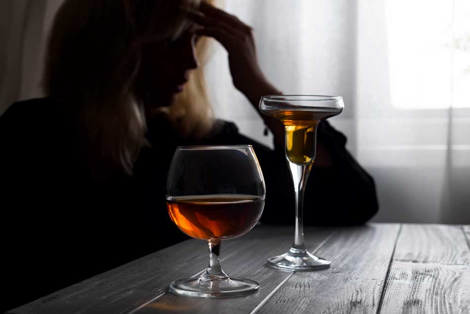 image of woman drinking alcoholically for Gulf Breeze Recovery non-12 step alcohol treatment in Florida