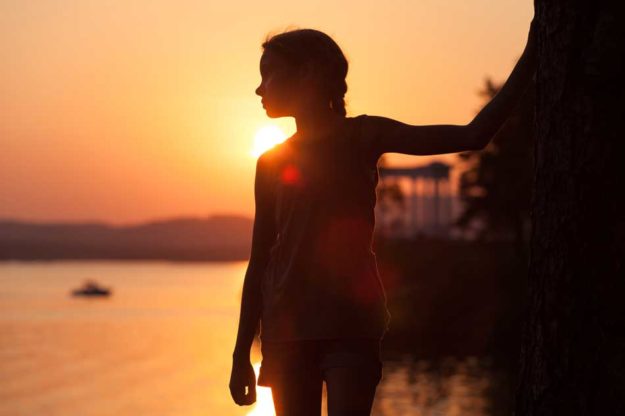 portrait-of-sad-little-girl-standing-on-the-beach-950px