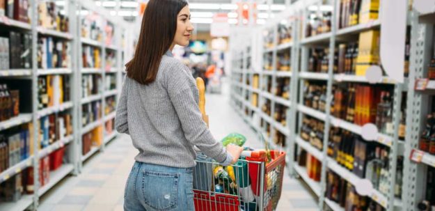 woman-with-cart-in-alcohol-drinks-department-950px