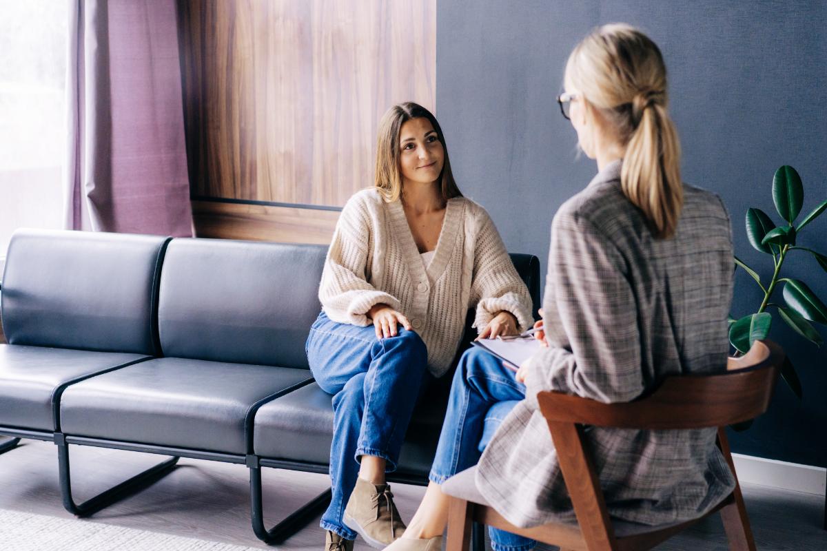 female therapist explaining to young woman the benefits of non 12 step therapy