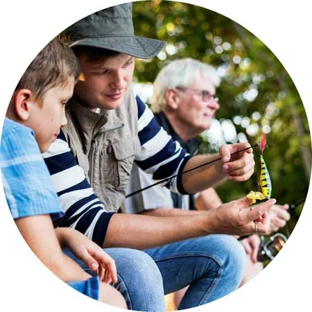 community. image of man teaching youth to fish for recovery from drug and alcohol addiction for Gulf Breeze Recovery non 12 step holistic treatment center in Florida